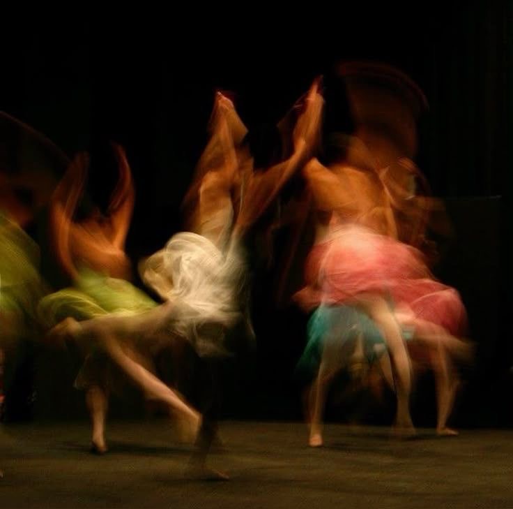A melting dancer, in a string of pearls
